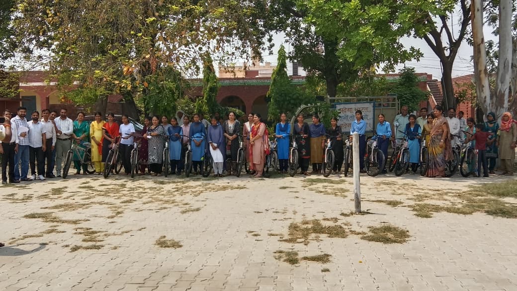 कलायत स्कूल में साइकिल वितरण समारोह, 27 छात्राओं को मिला लाभ