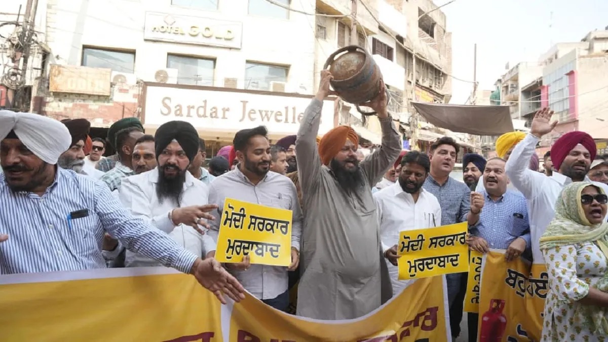 लुधियाना में महंगाई के खिलाफ AAP का हल्ला बोल, गले में सिलेंडर लटकाकर केंद्र सरकार के खिलाफ प्रदर्शन