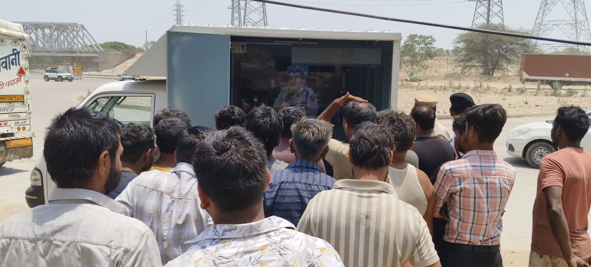 गुरुग्राम ट्रैफिक पुलिस का जागरूकता अभियान, 3 पाठशालाओं में 80 लोगों को यातायात नियमों का दिया संदेश