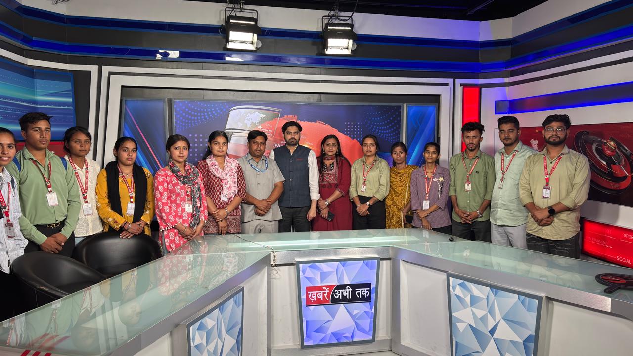 एनआईआईएलएम विश्वविद्यालय के पत्रकारिता छात्रों ने किया ‘खबरें अभी तक’ न्यूज चैनल का शैक्षणिक भ्रमण