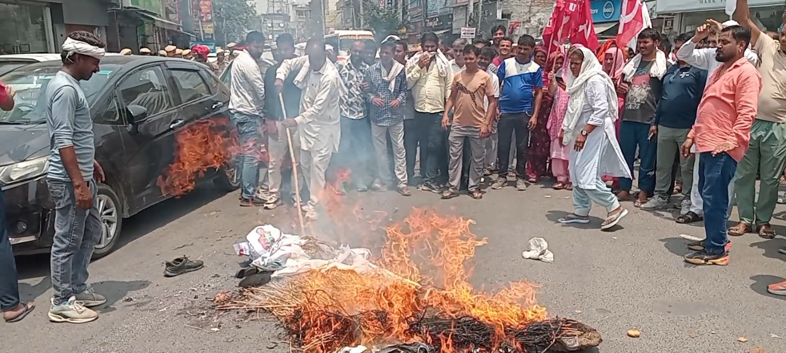 मांगों को लेकर नगर निगम कर्मचारियों का फूटा गुस्सा, मंत्री विपुल गोयल का पुतला फूंका