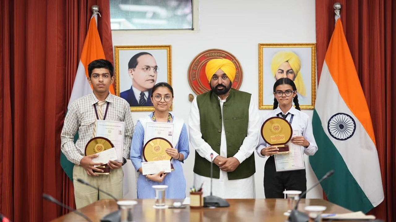 10वीं के टॉपर्स से मिले सीएम मान: बोले- बच्चों की ऊंची उड़ान के लिए सरकार लगातार कर रही प्रयास