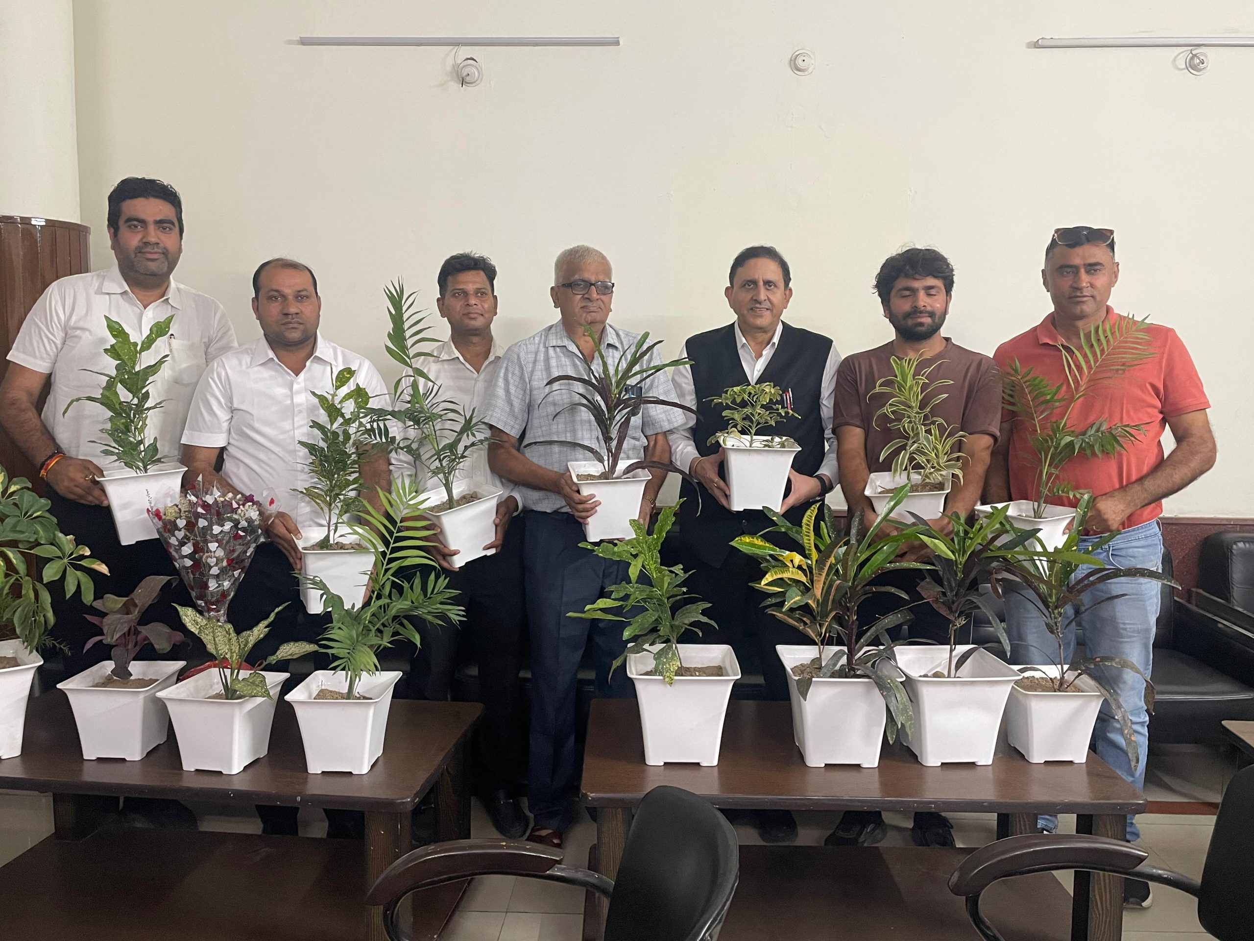वकीलों ने लिया पर्यावरण संरक्षण का संकल्प, बार लाइब्रेरी में बांटे गए 21 इंडोर प्लांट्स