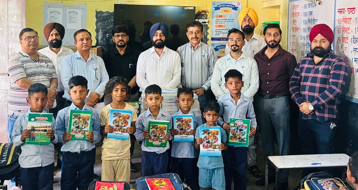 रोटरी क्लब बराड़ा ने 71 विद्यार्थियों को बांटी निःशुल्क कॉपियां, बच्चों के चेहरे खिले