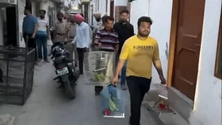 गुरदासपुर में 34 दुर्लभ तोतों के साथ तस्करी का खुलासा, मेनका गांधी के हस्तक्षेप के बाद कार्रवाई