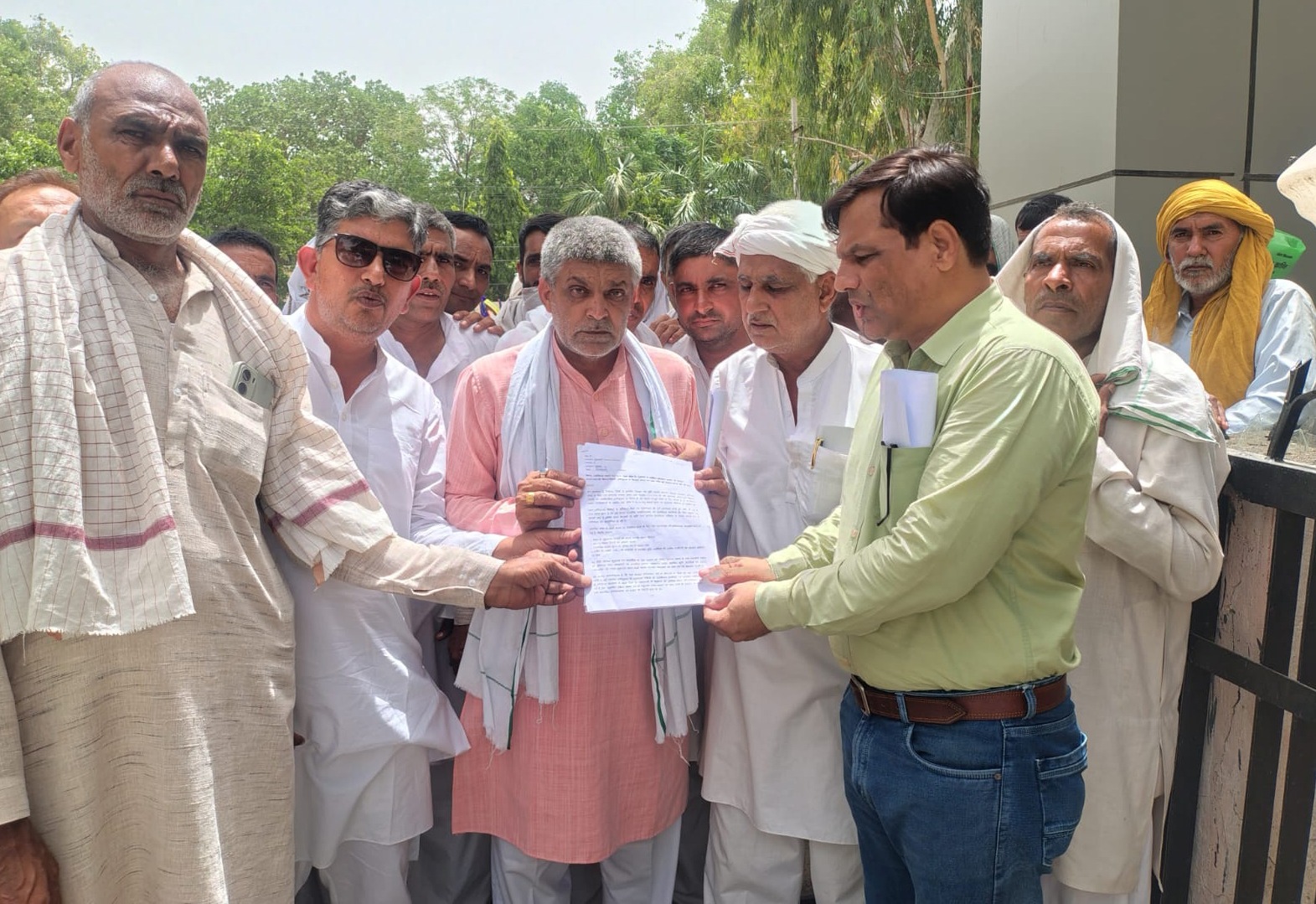 हाई वोल्टेज ट्रांसमिशन लाइनों की नई मुआवजा नीति के खिलाफ भड़के किसान, प्रदेशव्यापी आंदोलन की चेतावनी