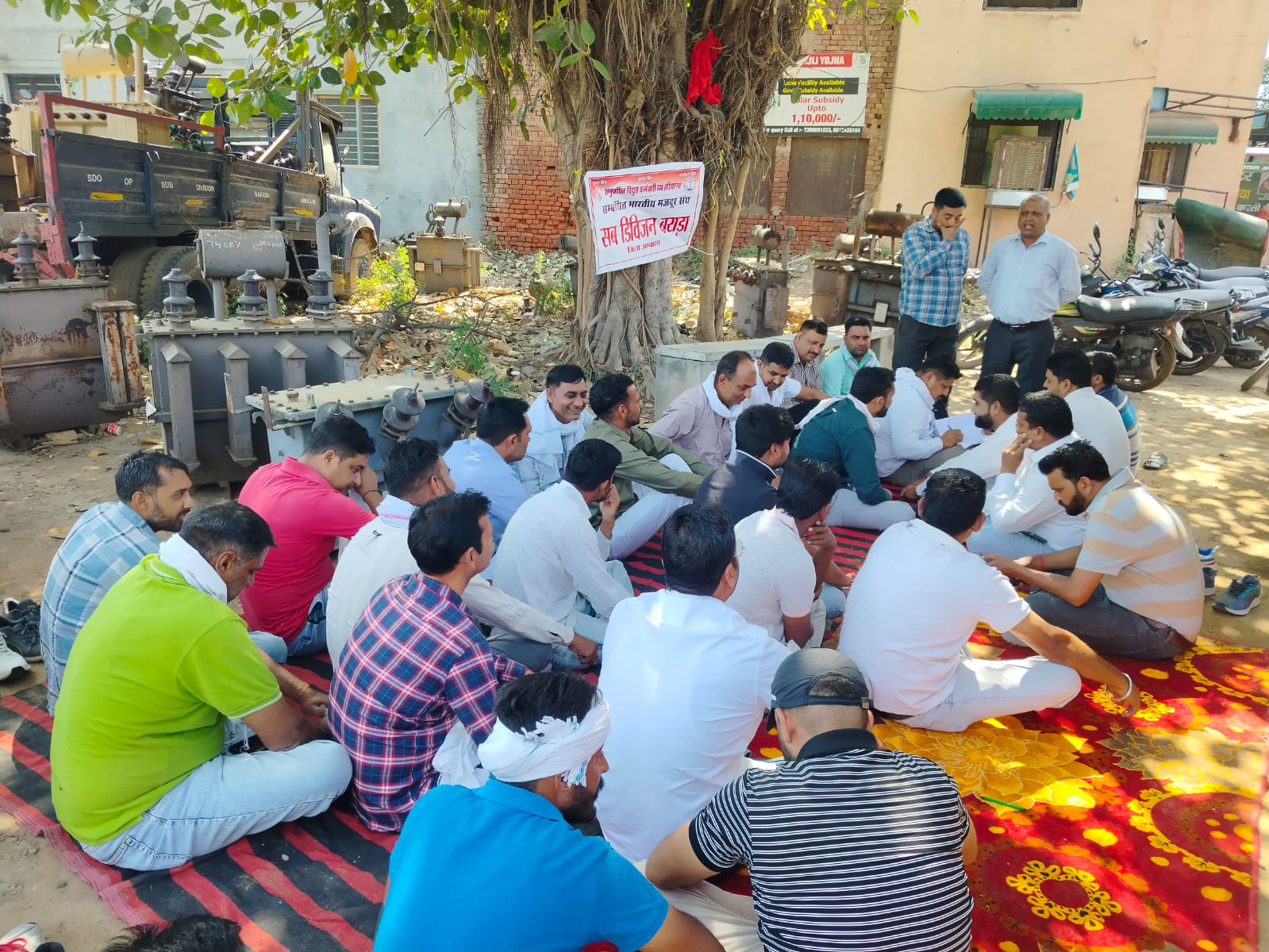 एसडीओ पर कर्मचारियों को धमकाने के आरोप, तीसरे दिन भी जारी रहा बिजली कर्मचारियों का प्रदर्शन
