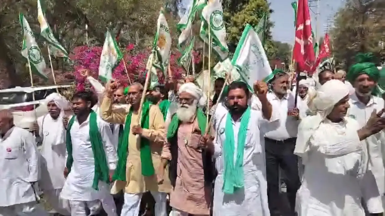 मुआवजा नीति के विरोध में किसानों का प्रदर्शन, ट्रांसमिशन लाइन नीति वापस लेने की मांग