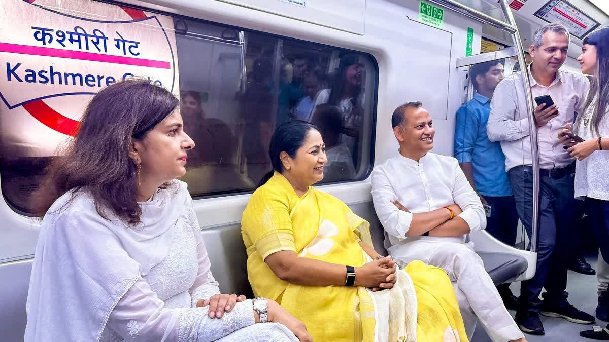 दिल्ली की CM रेखा गुप्ता का ‘मेट्रो मंडे’ मिशन, बस और मेट्रो से पहुंचीं सचिवालय