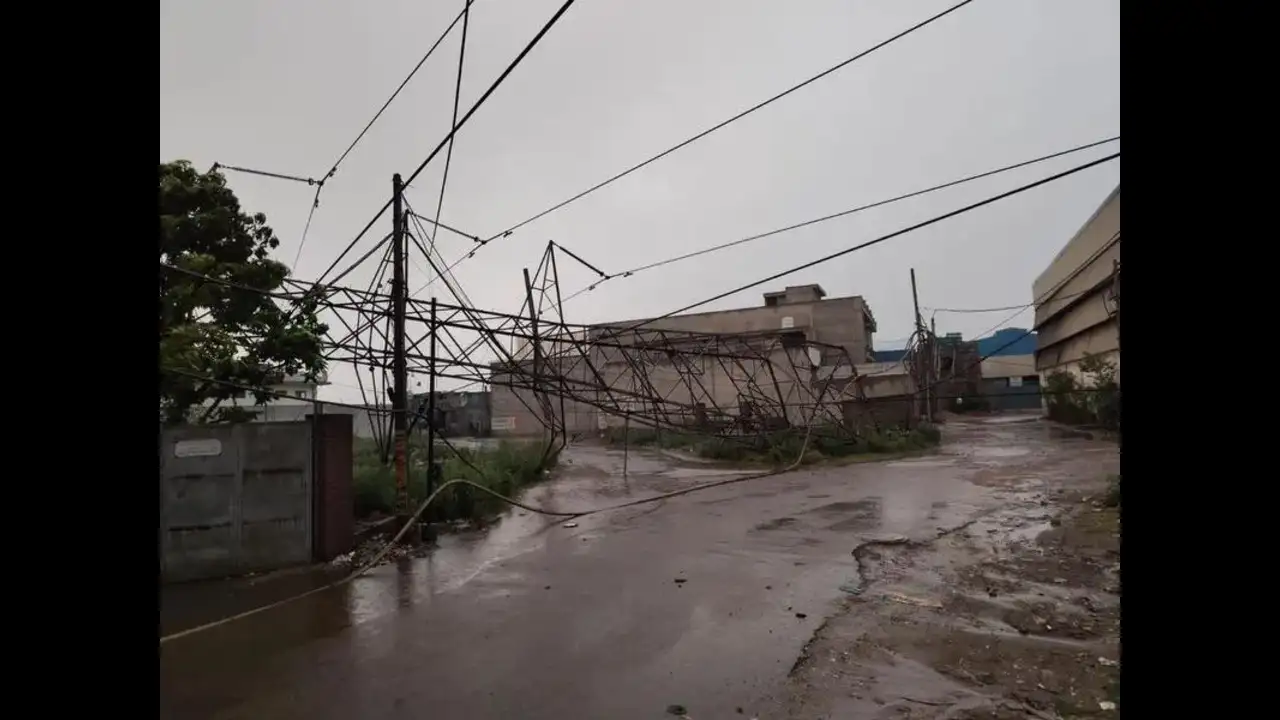 लुधियाना में तूफान का कहर, 200 बिजली खंभे गिरे, सप्लाई ठप