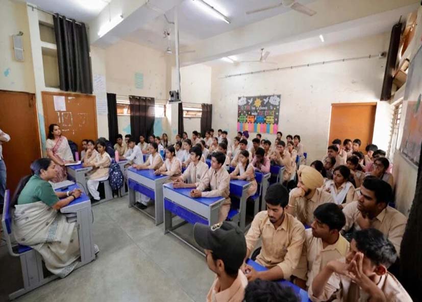 दिल्ली के सरकारी स्कूलों का होगा इंफ्रास्ट्रक्चरल ऑडिट, CM रेखा गुप्ता ने अधिकारियों को लगाई फटकार
