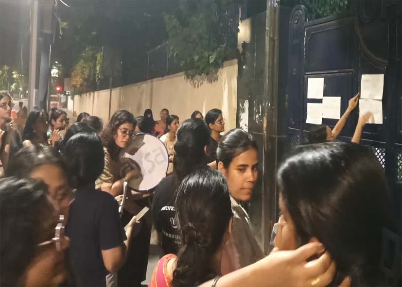 दिल्ली यूनिवर्सिटी के महिला हॉस्टल में छात्राओं का प्रदर्शन, जबरन हॉस्टल खाली कराने का आरोप