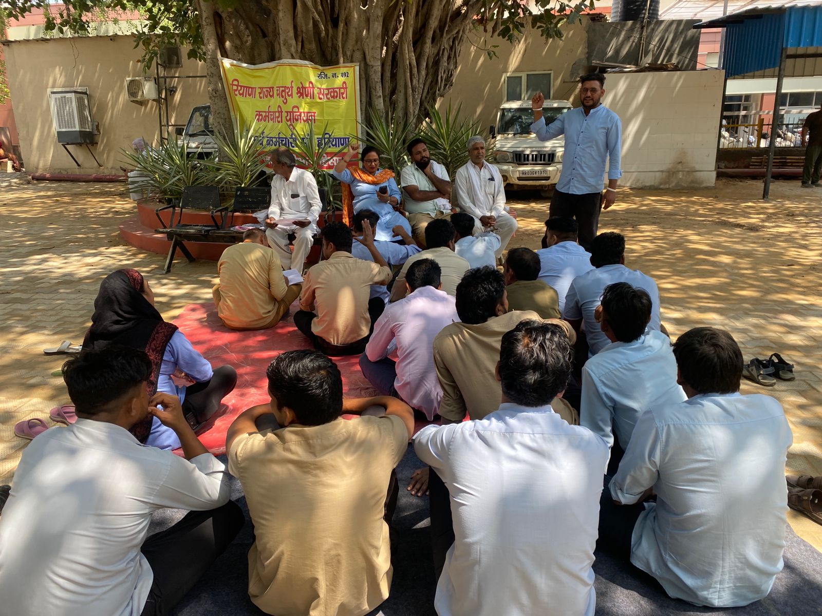 मांगों के पूरा होने तक जारी रहेगा आंदोलन : अजमेरमांगों को लेकर चतुर्थ श्रेणी कर्मचारियों ने सीएमओ कार्यालय पर लगातार दूसरे दिन गेट मीटिंग कर किया रोष प्रदर्शन