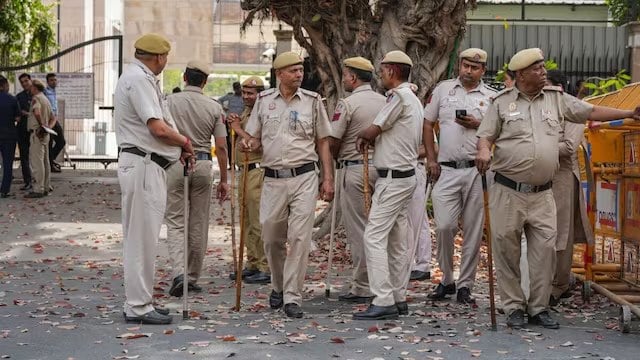 देशविरोधी साजिश का भंडाफोड़, दिल्ली से 9 आरोपी गिरफ्तार ; ISI कनेक्शन बेनकाब