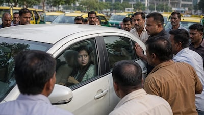 12वीं की छात्रा कार में बंद: 37 मिनट तक ड्राइवरों से घिरी रही, डर के बीच पुलिस को किए 20 कॉल