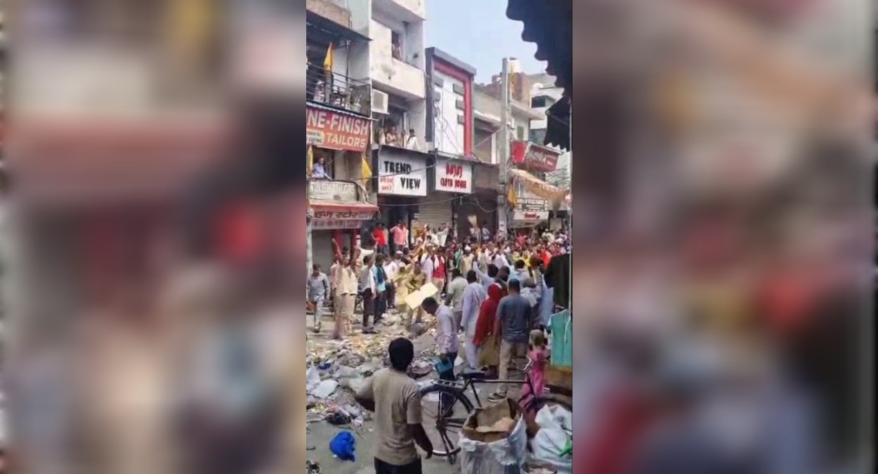 पानीपत में सफाई कर्मचारियों का फूटा गुस्सा, विधायक कार्यालय के बाहर फेंका कूड़ा