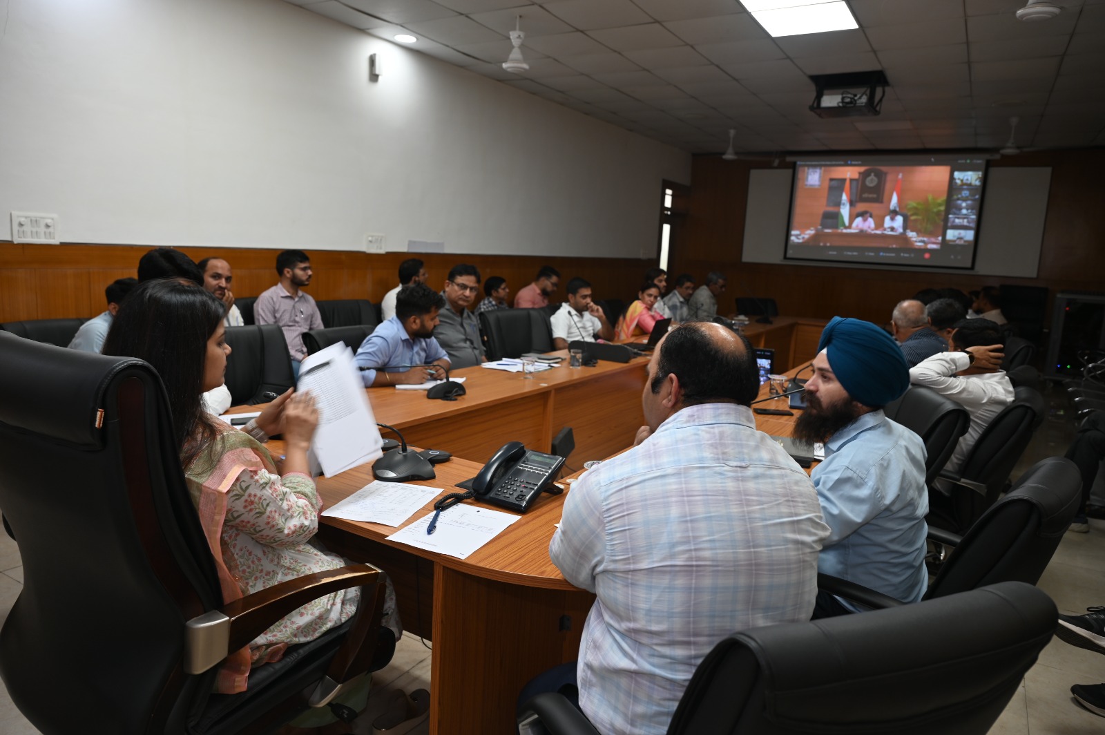 जल संरक्षण कार्यों का डेटा समय सीमा में जेएसजेबी पोर्टल पर अपलोड करें : डीसी नेहा सिंह