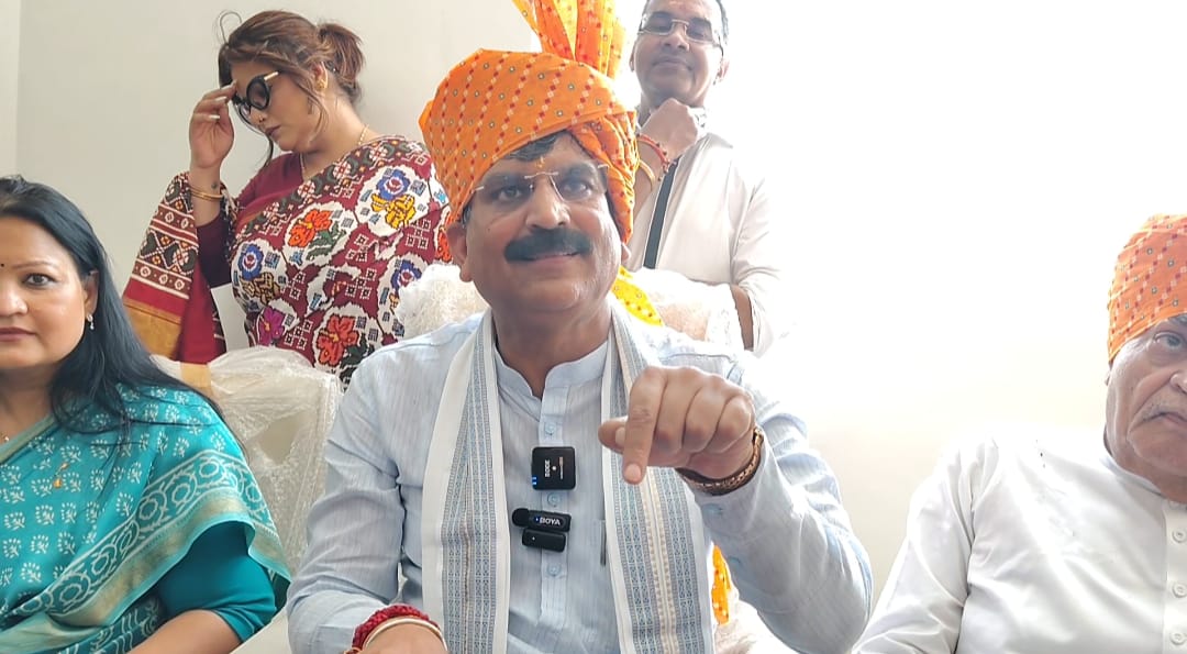 प्रधानमंत्री नरेंद्र मोदी द्वारा पेट्रोल डीजल कम प्रयोग करने पर बोले मंत्री, मोदी ने देश में नहीं की कोई पैनिक माहौल
