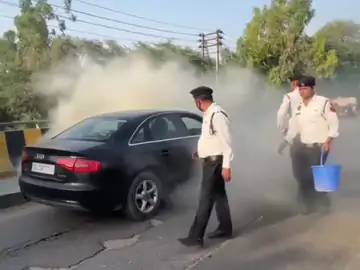 फरीदाबाद में चलती ऑडी कार में लगी अचानक आग, ट्रैफिक पुलिस की सूझबूझ से बची चालक की जान