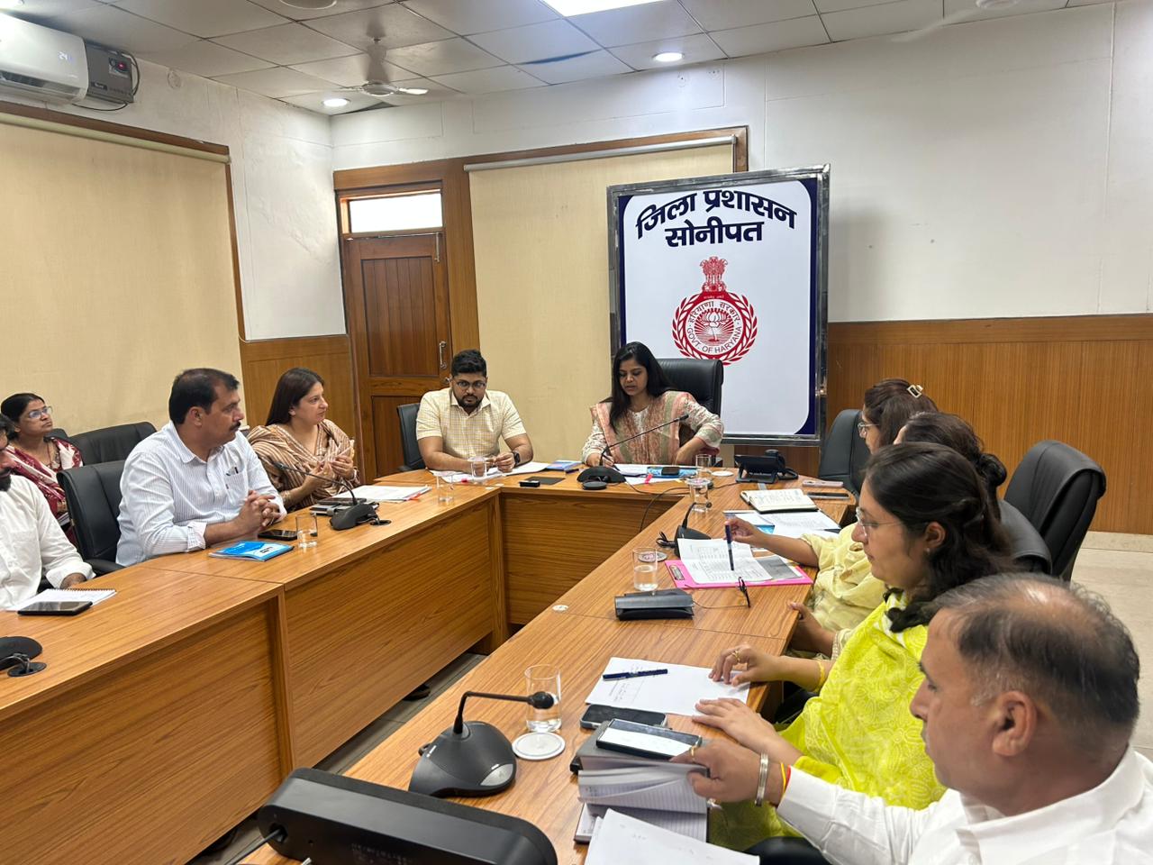 जनगणना कार्य में लापरवाही पर होगी FIR और निलंबन: DC नेहा सिंह