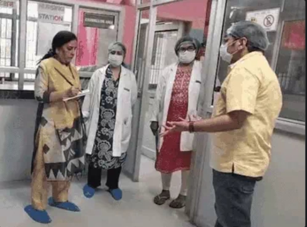 टॉर्च की रोशनी में डिलीवरी मामला: फरीदाबाद स्वास्थ्य विभाग का बड़ा एक्शन, नर्स और चतुर्थ श्रेणी कर्मचारी सस्पेंड