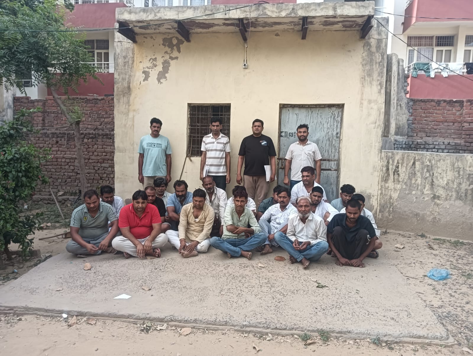 नूंह पुलिस की तावडू सीआईए टीम की बड़ी कार्रवाई, रसूलपुर में जुए के अड्डे पर दबिश, 18 आरोपी गिरफ्तार,3 लाख 30 हजार रुपये बरामद