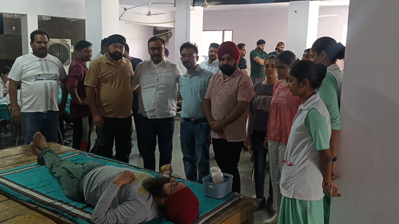 42 डिग्री गर्मी पर भारी पड़ा युवाओं का जज्बा: बराड़ा में लगा विशाल रक्तदान शिविर, ‘मिशन अस्पताल’ की टीम ने जुटाया ब्लड