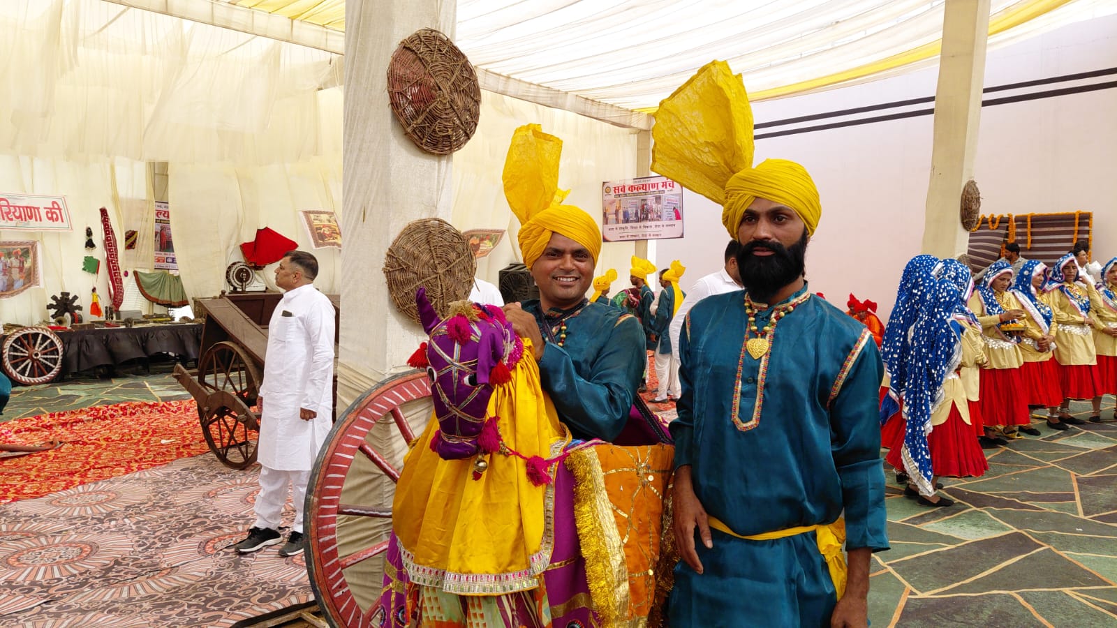 भूलते संस्कार, छूटती माटी: पाश्चात्य संस्कृति की चकाचौंध में अपनों से ही दूर होती युवा पीढ़ी