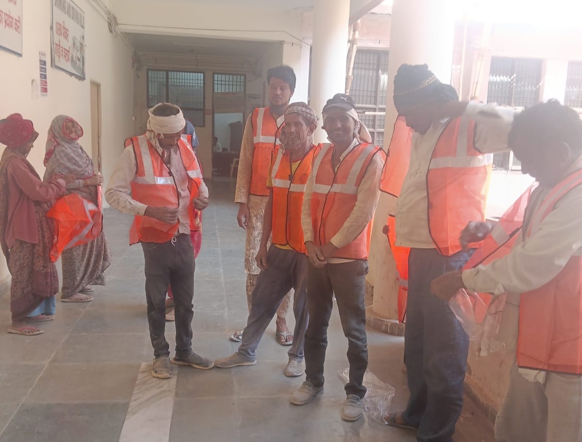 अब सड़क पर काम करने वाले रहेंगे सुरक्षित: मजदूरों को बांटी गई रिफ्लेक्टर जैकेट