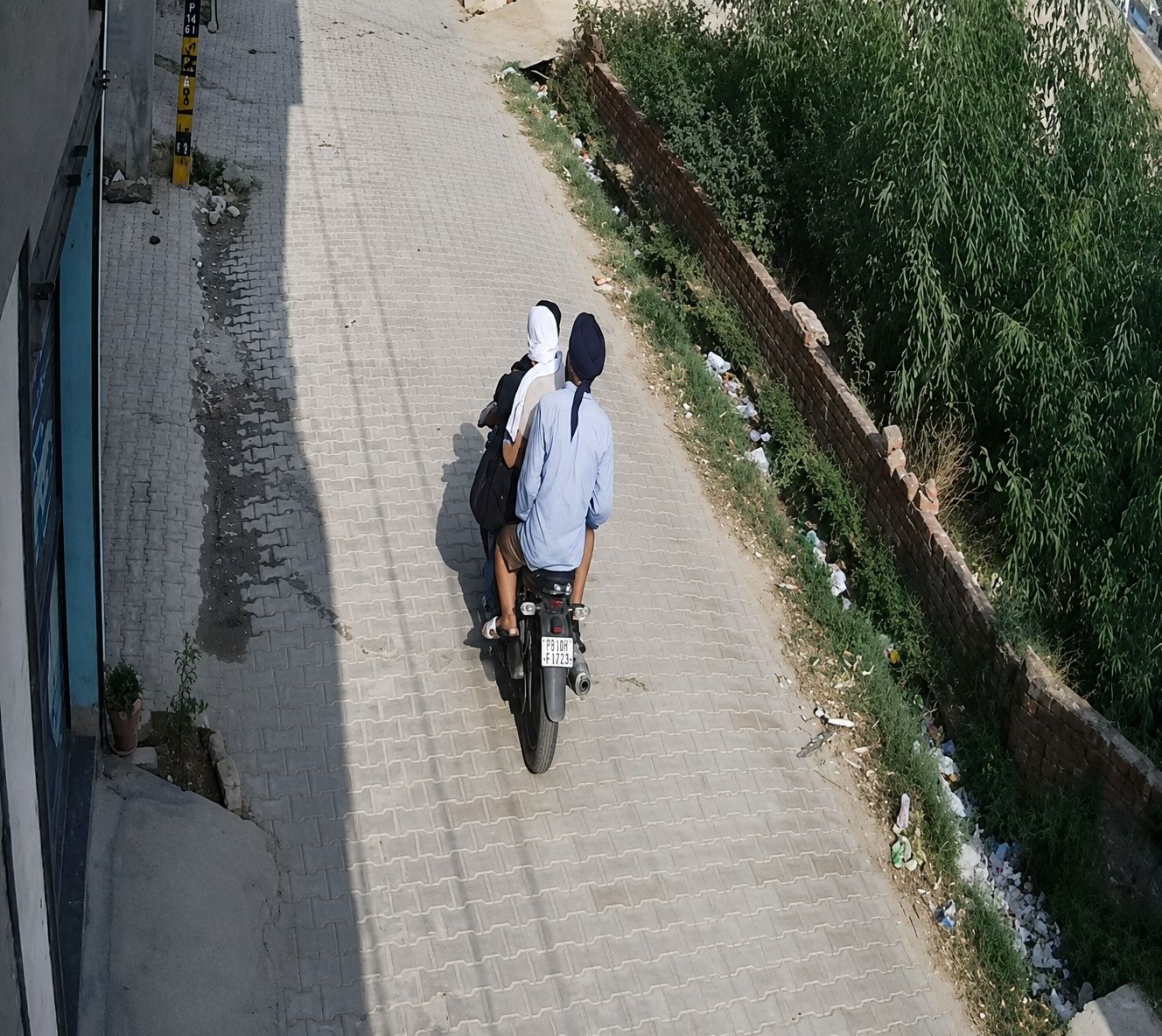 करनाल कॉलोनी में दिन दहाड़े घर में घुसकर महिला से लूटपाट, कान की बालियां छीनी