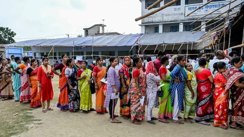 बंगाल री-पोलिंग : दोपहर 1 बजे तक 54.9% वोटिंग, लोग बढ़ चढ़ कर ले रहे मतदान में हिस्सा