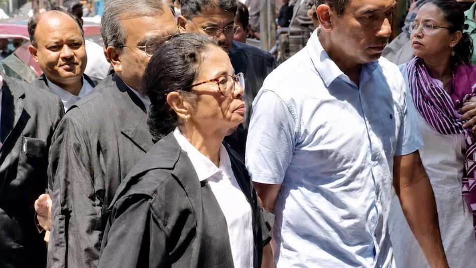 चुनावी हिंसा को लेकर कलकत्ता HC पहुंचीं ममता बनर्जी, बाहर निकलने पर लगे बुआ चोर-भतीजा चोर के नारे