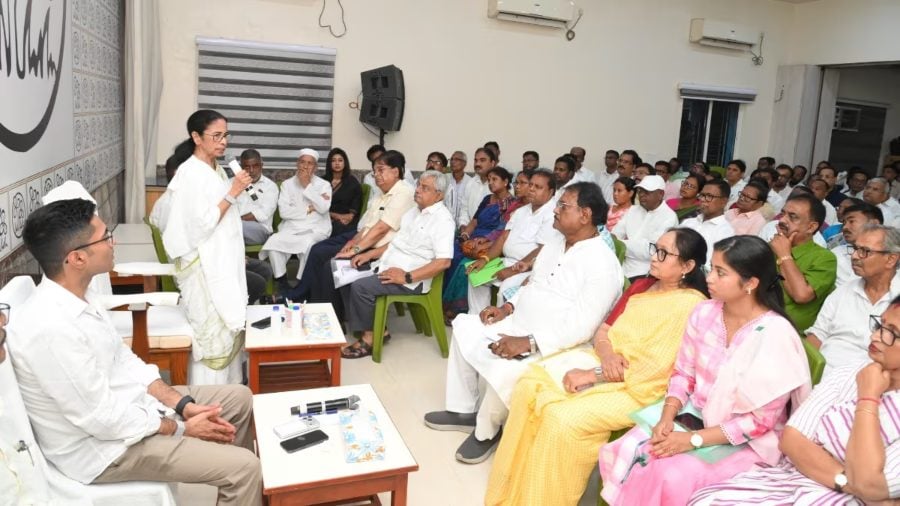 ‘जिसे जाना है जाओ, जबरन रोकने में भरोसा नहीं करती’, TMC में आंतरिक फूट पर बैठक में बोलीं ममता बनर्जी ; बोलीं- जनादेश की लूट हुई है