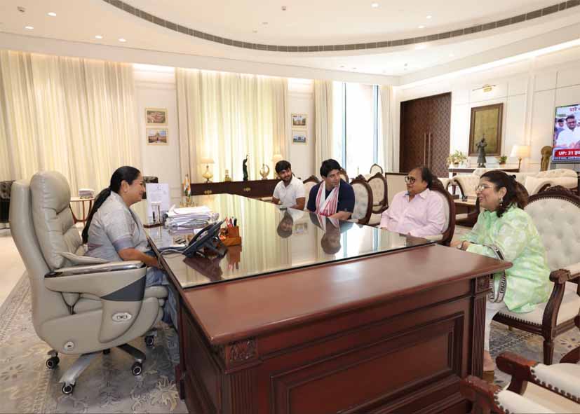 सीएम रेखा गुप्ता की लग्जरी कुर्सी पर सियासत, सोशल मीडिया पर केजरीवाल के ‘शीशमहल’ से हो रही तुलना