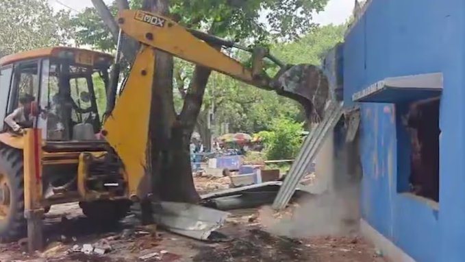 बंगाल में बुलडोजर एक्शन जारी… अब SAIL की जमीन पर बना TMC नेता का दफ्तर ध्वस्त, तृणमूल कांग्रेस ने लगाया ‘टारगेट पॉलिटिक्स’ का आरोप