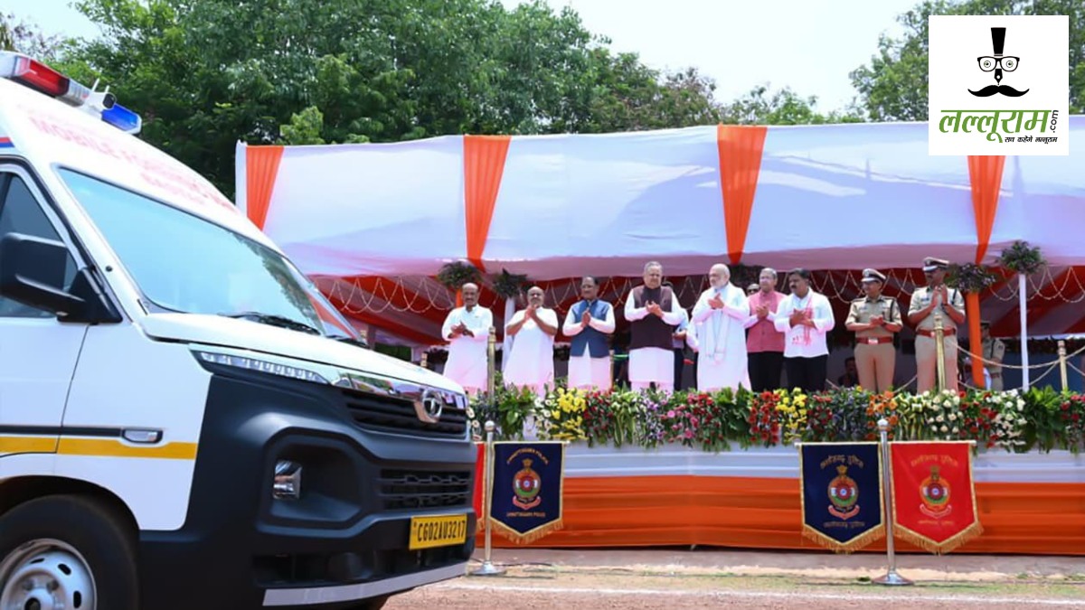 Amit Shah CG Visit: केंद्रीय गृहमंत्री शाह ने डायल-112 की 400 वाहनों को दिखाई हरी झंडी, मोबाइल फॉरेंसिक वैन का भी किया शुभारंभ