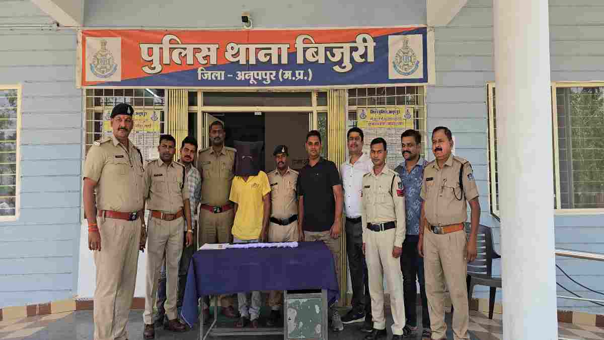 इश्क, रंजिश और डबल मर्डर: कुल्हाड़ी से प्रेमी और महिला को उतारा मौत के घाट, गोबर से मिटाए खून के निशान, पुलिस ने 6 घंटे में दबोचा कातिल 