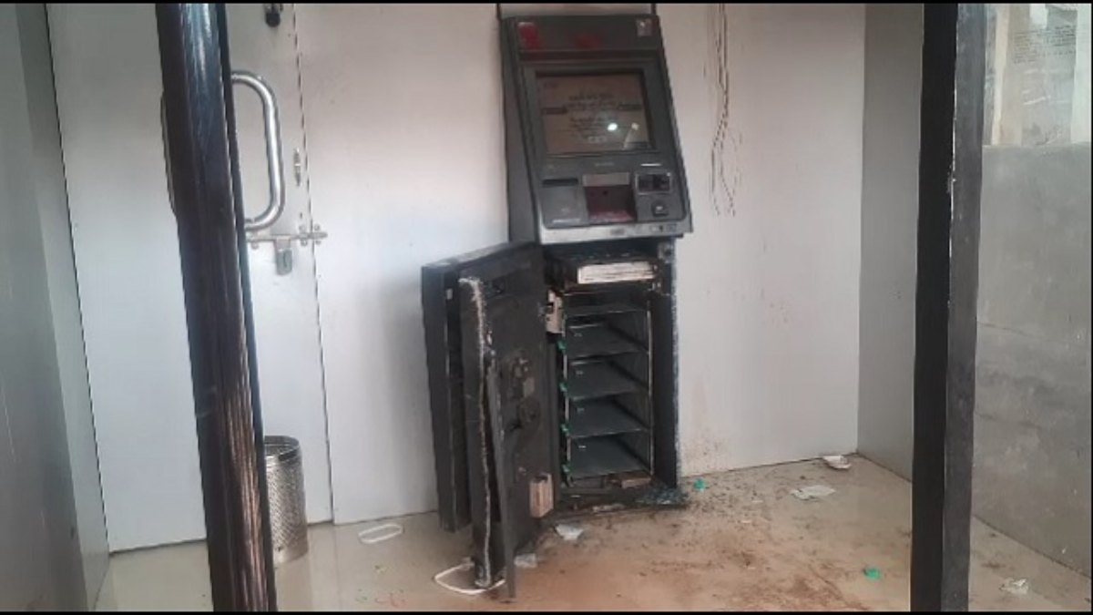 लुटेरों का नया हथकंडा: सीसीटीवी पर स्प्रे छिड़क कर ATM से उड़ाए लाखों रुपये