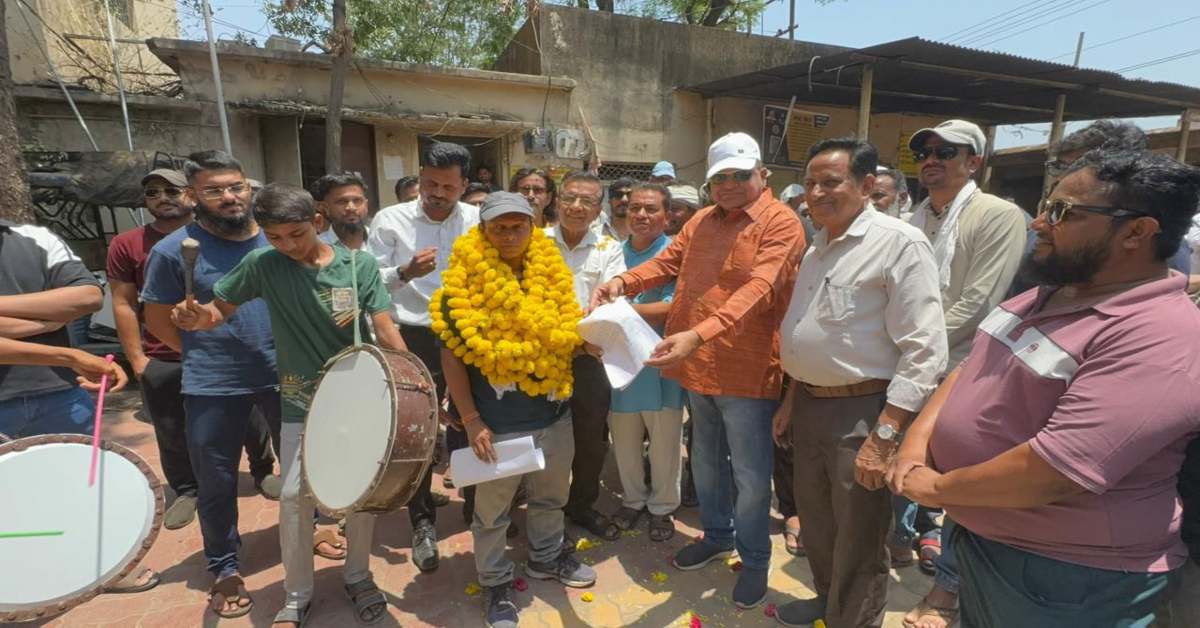 “बत्ती गुल तो कांग्रेस ने बजा दिया बैंड”, बिजली संकट पर गांधीगिरी, माला पहनाकर अफसरों को सुनाई जनता की पीड़ा