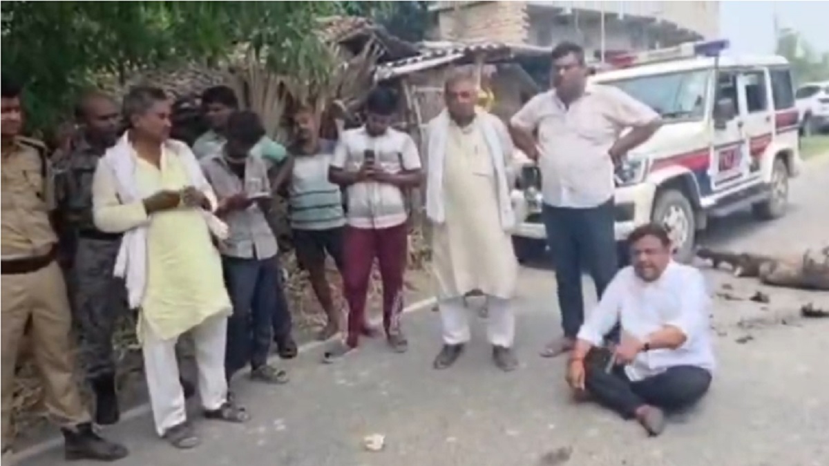 ‘सहयोग शिविर’ के बीच दबंगों से परेशान होकर धरने पर बैठे BJP नेता, बोले- जब हमारी सुनवाई नहीं हो रही…