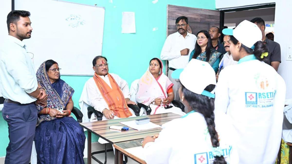 CM साय ने ‘ग्रामीण स्वरोजगार प्रशिक्षण संस्थान’ में देखा ग्रामीण सशक्तिकरण का मॉडल, ‘पशु सखियों’ से संवाद कर बढ़ाया मनोबल