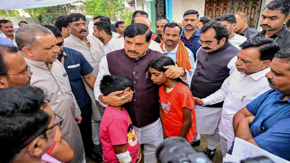 बच्चों को लगाया गले, बेटी के सिर पर रखा हाथ, इस तरह क्रूज हादसे के पीड़ितों को सीएम डॉ. मोहन ने बंधाया ढांढस
