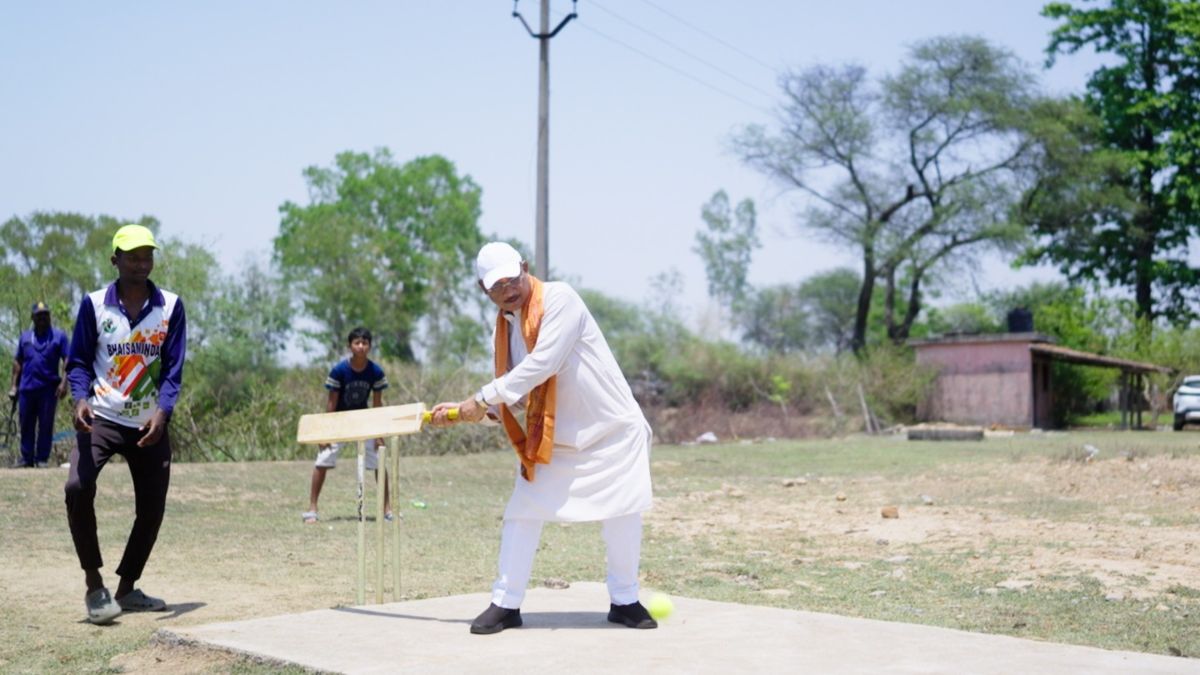 जब मैदान में उतरे मुख्यमंत्री विष्णुदेव साय… बच्चों संग खेला क्रिकेट, बढ़ाया हौसला