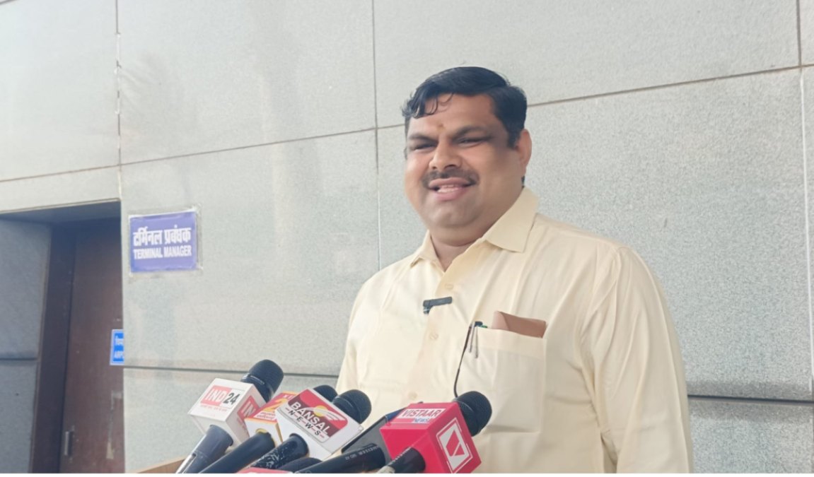 मिट्टी के बर्तन में बोरे बासी पर सियासत : मंत्री गजेंद्र ने पूर्व CM बघेल पर साधा निशाना, कहा- क्या वह कांग्रेस का पिंडदान करने गए थे ?