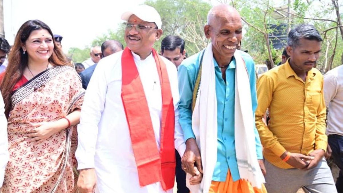 न्योता स्वीकार कर ग्रामीण के घर पहुंचे सीएम साय, कराया गृह प्रवेश, पूछा “आवास कोन भेजिस?, मोहन मरावी बोले- पीएम मोदी”