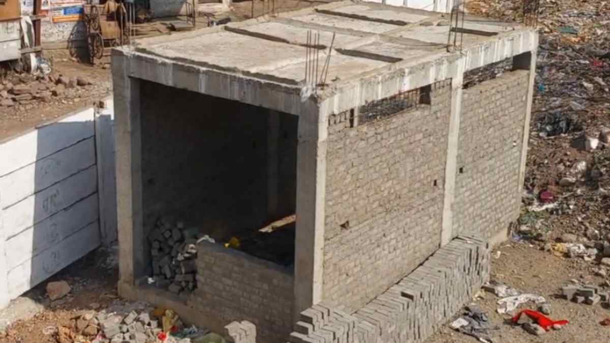 भोपाल में 90 डिग्री ब्रिज के शौचालय कांड! निगम के इंजीनियरों का नया कारनामा, टॉयलेट के सामने बना दी बाउंड्री वॉल
