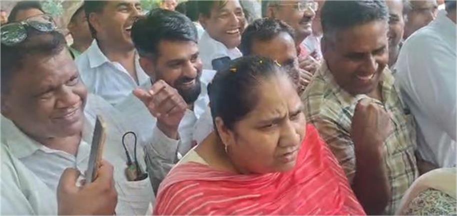 “बस बायोडाटा दे दो…” भाजपा विधायक ने कुंवारों को दिया शादी का ऑफर, मंत्री भी हंसी नहीं रोक पाईं