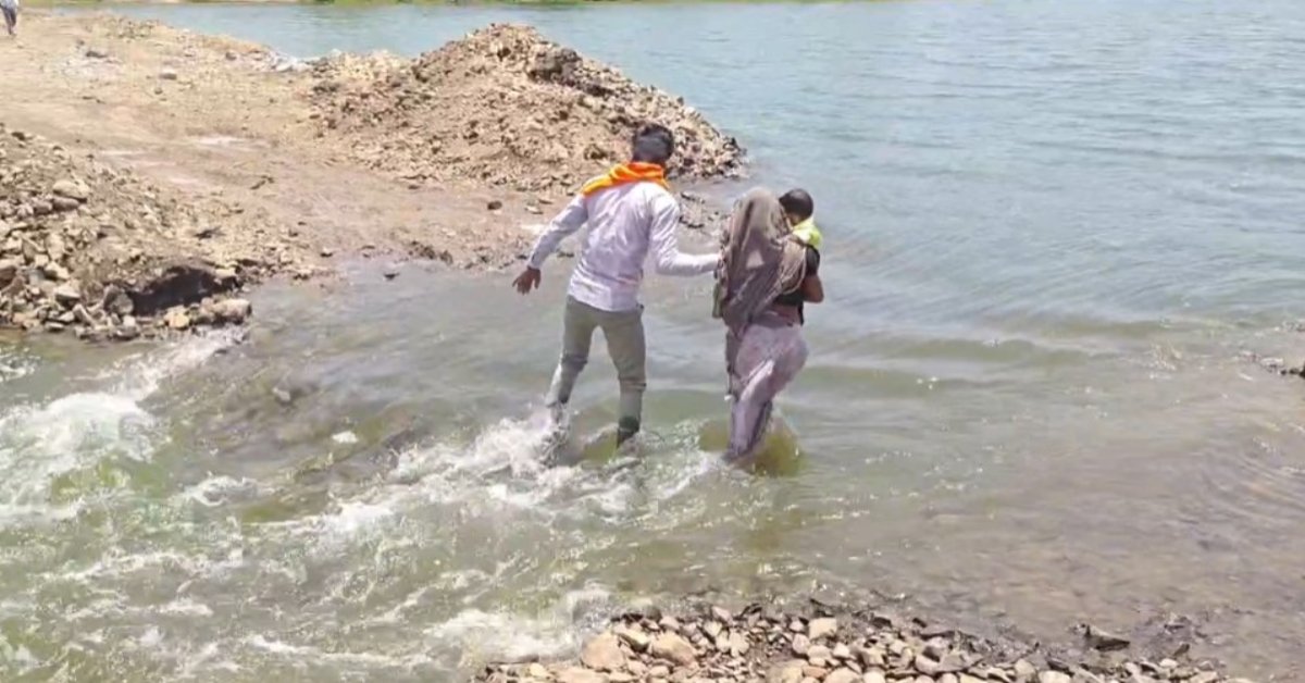 आश्वासन नहीं पुल की मांग: जान जोखिम में डाल चंबल पार करने को मजबूर ग्रामीण, 5 साल बाद भी नही हुआ पुनर्निमाण