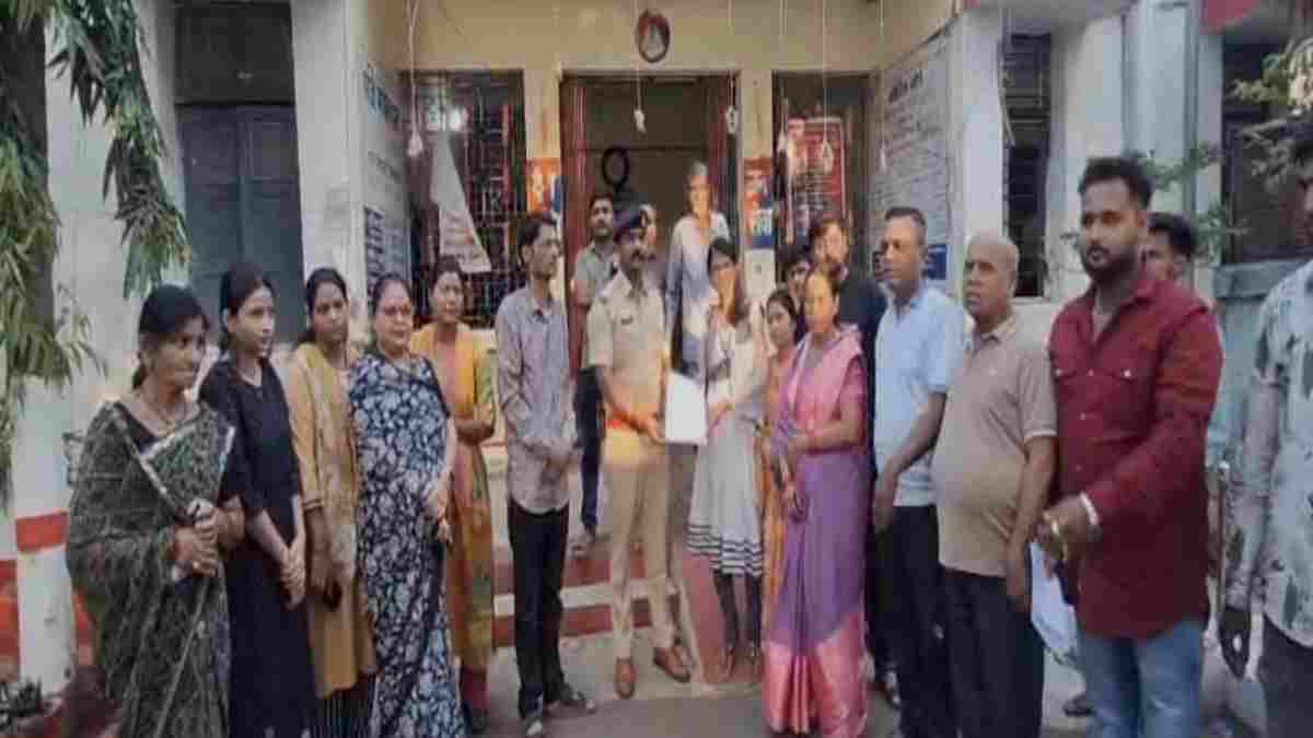 तथाकथित बाबा पर युवती के जरिए युवकों को झूठे रेप केस में फंसाकर ब्लैकमेलिंग का आरोप, लोगों ने खोला मोर्चा, पहुंचे थाने 