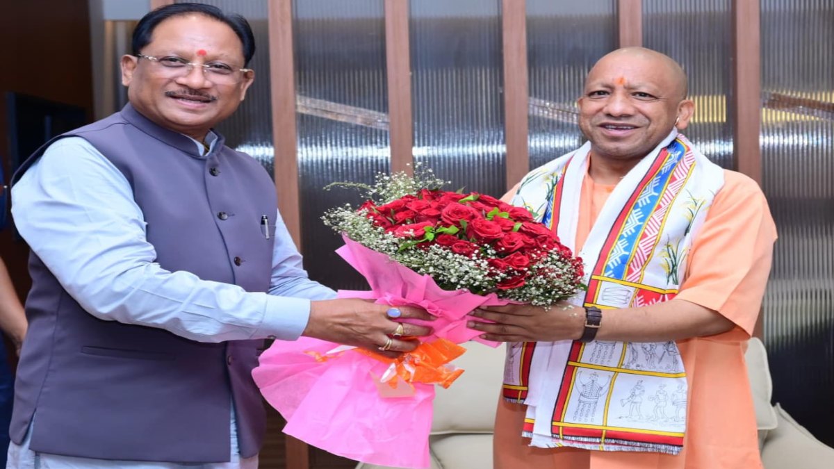 UP के मुख्यमंत्री योगी आदित्यनाथ पहुंचे बस्तर: मध्य क्षेत्रीय परिषद की 26वीं बैठक में होंगे शामिल, CM साय ने किया स्वागत